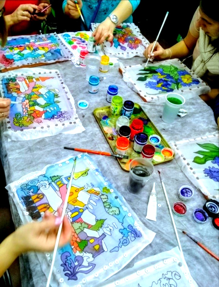 много людей рисуют батик